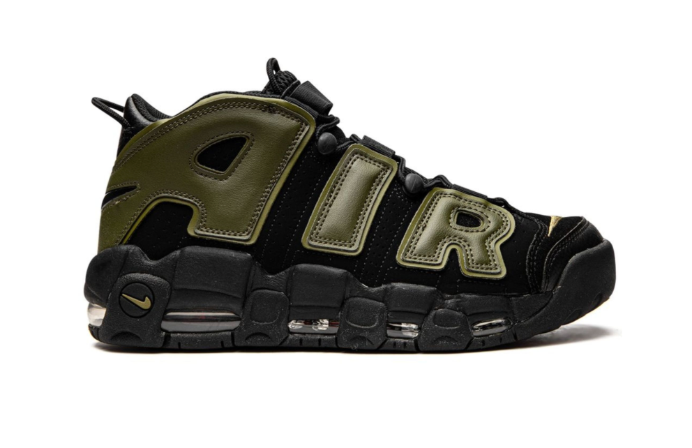 Tenis Nike Air More Uptempo Verde Militar con logo AIR grande y suela negra