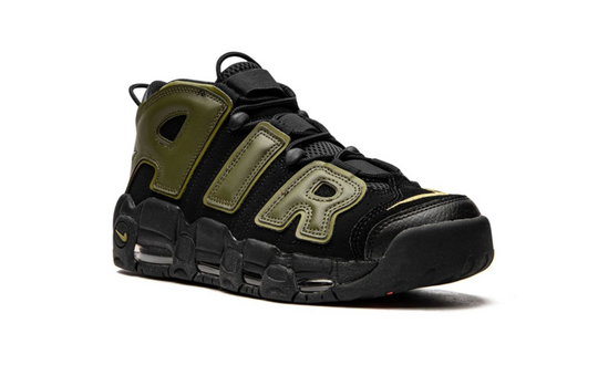 Tenis Nike Air More Uptempo Verde Militar con logo AIR grande y suela negra