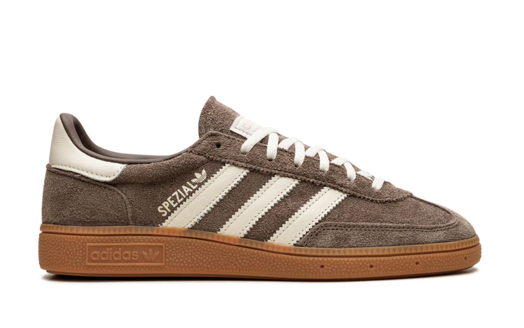 Adidas Spezial Style Café Gamuza con Detalles Crema Unisex México – tenis retro de gamuza con franjas crema y suela gum