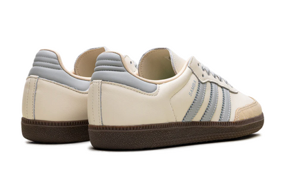 Adidas Samba Azul con diseño clásico, franjas celestes y suela de goma café, estilo retro urbano