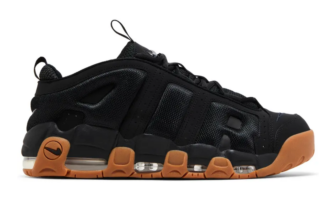Tenis Nike Air More Uptempo Negro con suela Gum color caramelo y logo AIR grande