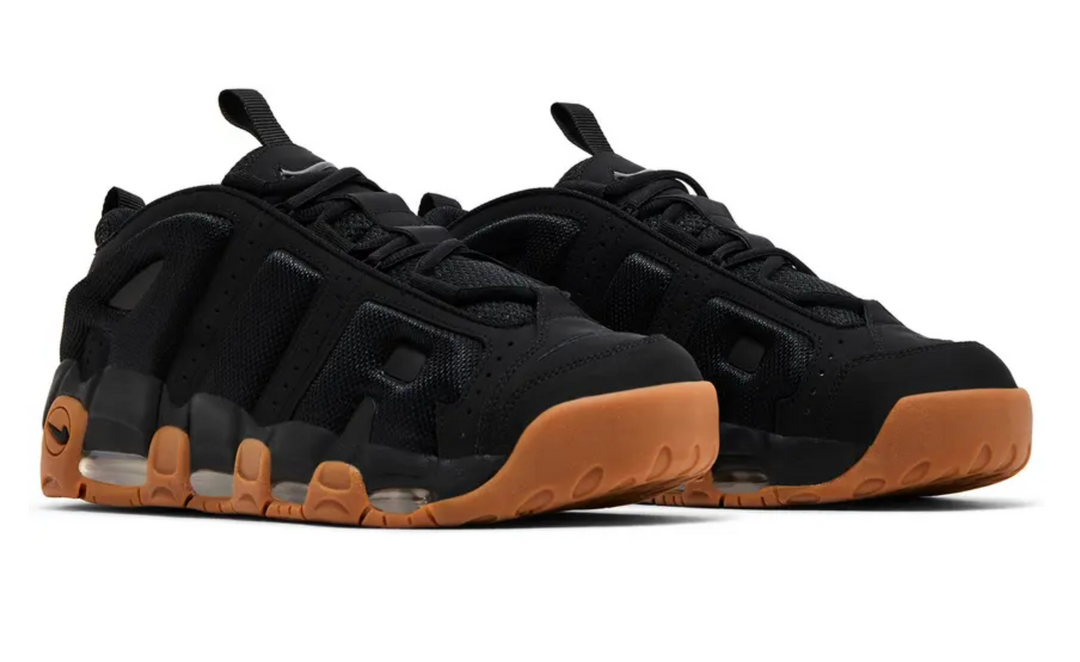 Tenis Nike Air More Uptempo Negro con suela Gum color caramelo y logo AIR grande