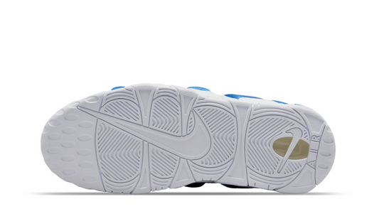 Tenis Nike Air More Uptempo Blanco Azul con logo AIR azul royal y suela blanca