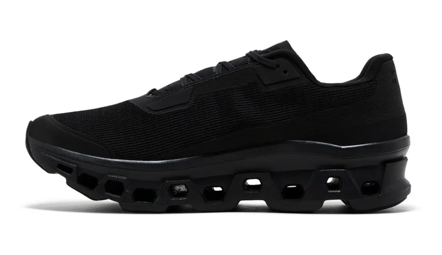 On Cloudmonster 2 Black con tecnología CloudTec Phase y diseño all-black – Savage Too