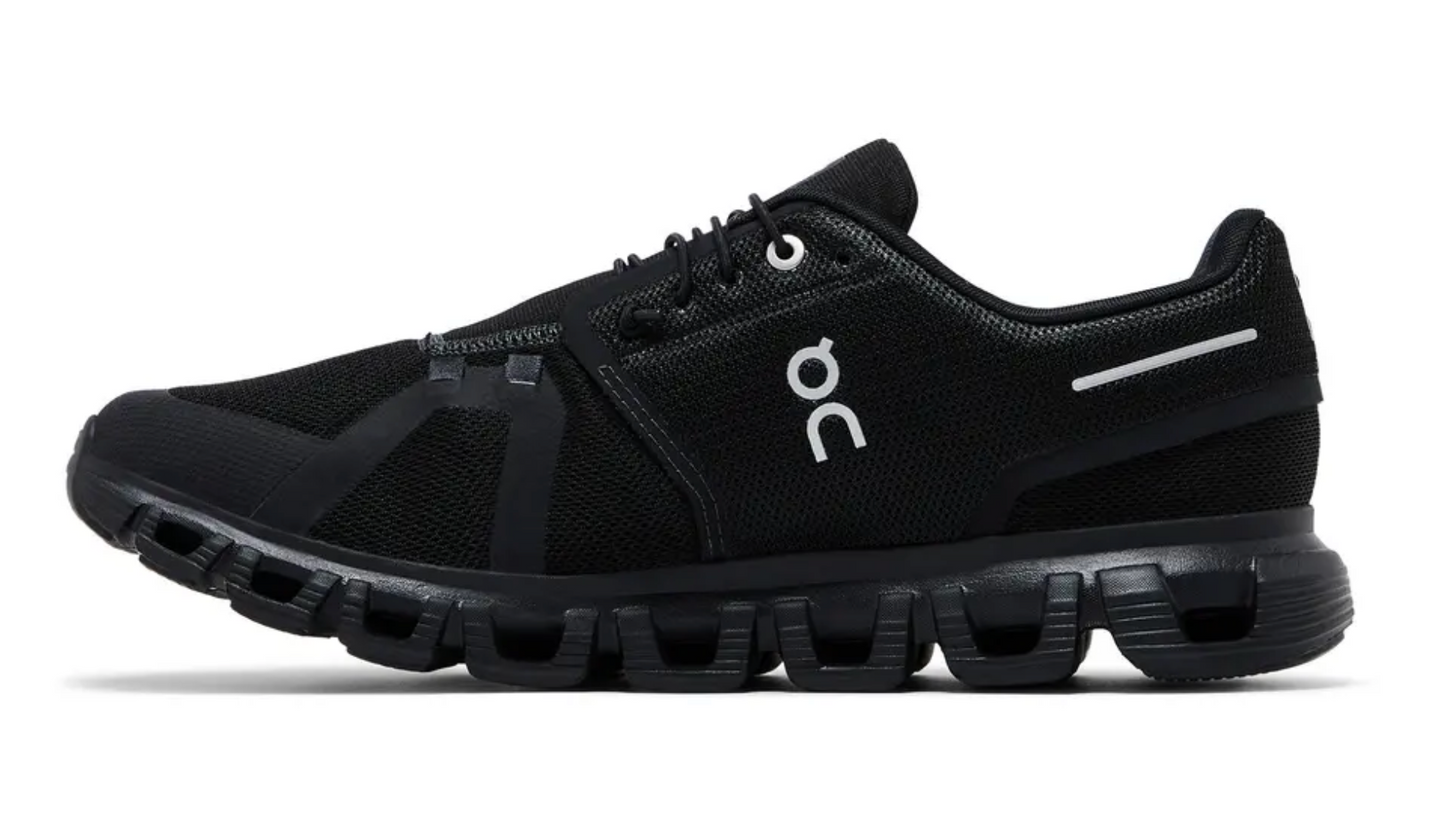 On Cloud 5 Total Black con amortiguación CloudTec y diseño minimalista en negro – Savage Too