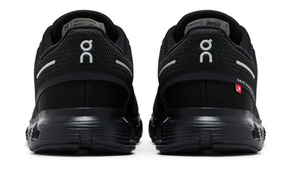 On Cloud 5 Total Black con amortiguación CloudTec y diseño minimalista en negro – Savage Too
