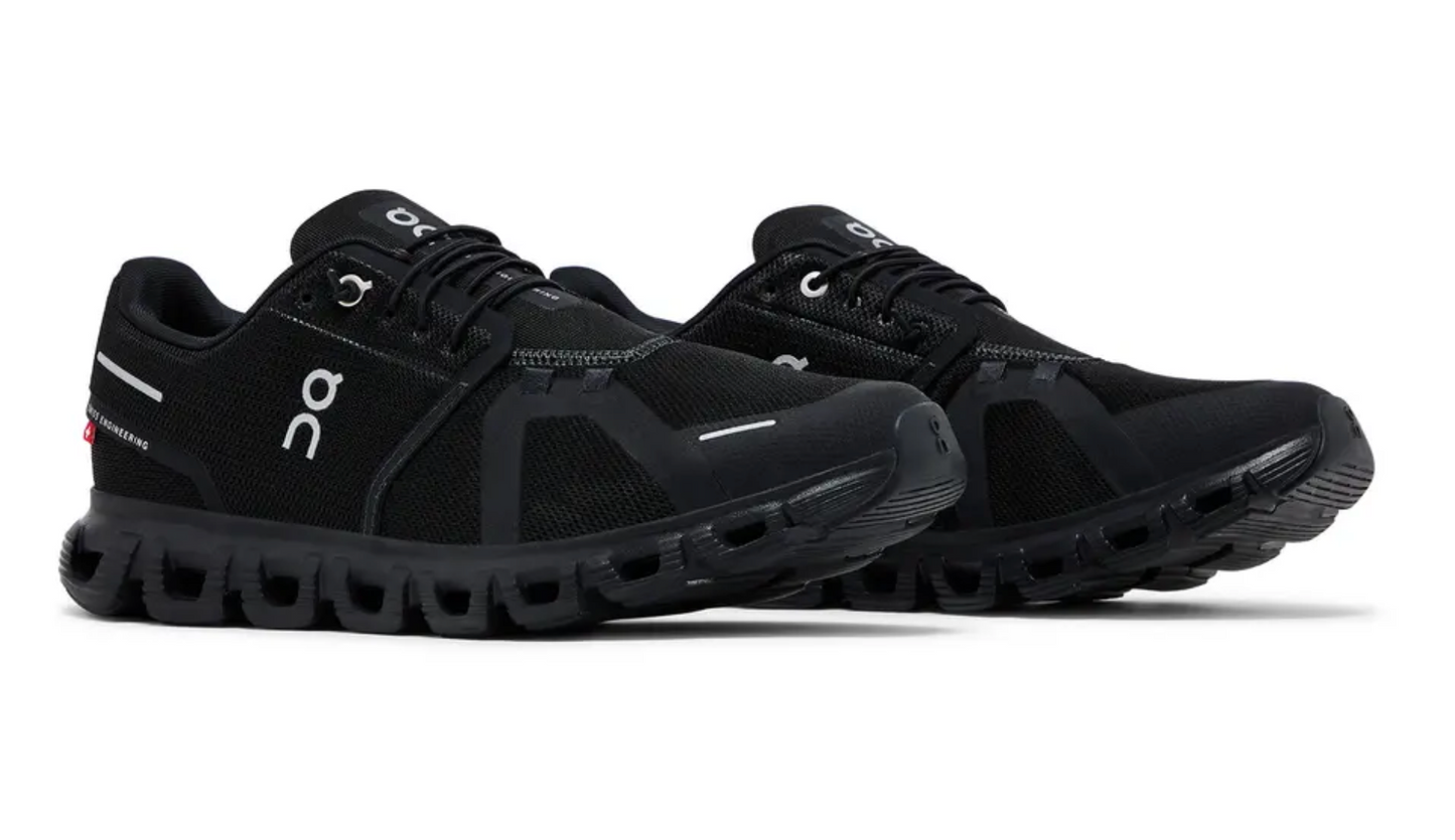 On Cloud 5 Total Black con amortiguación CloudTec y diseño minimalista en negro – Savage Too