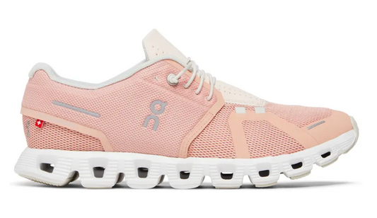 Mujer usando On Cloud 5 Rose Shell en outfit deportivo casual