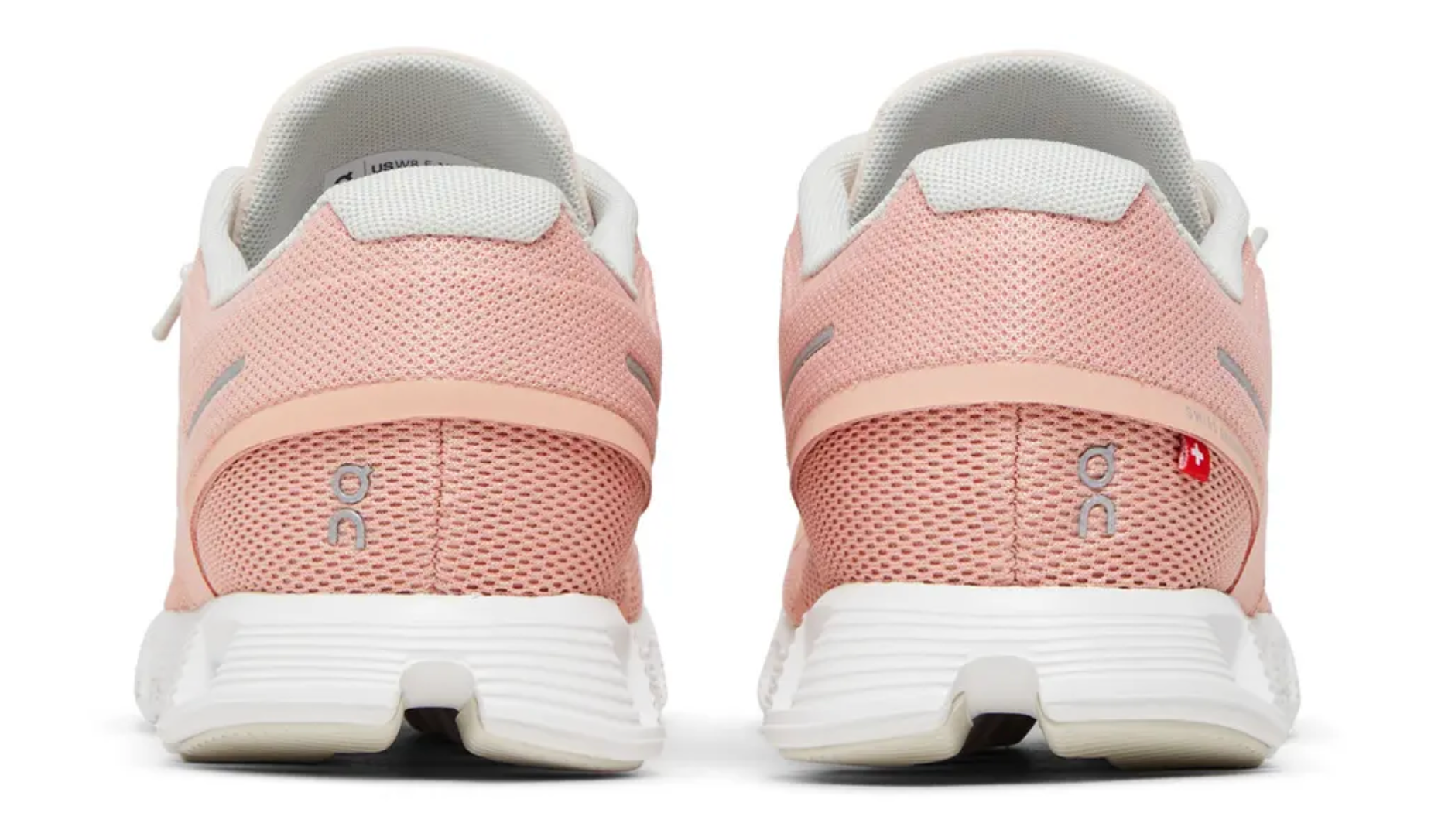 Mujer usando On Cloud 5 Rose Shell en outfit deportivo casual