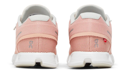 Mujer usando On Cloud 5 Rose Shell en outfit deportivo casual