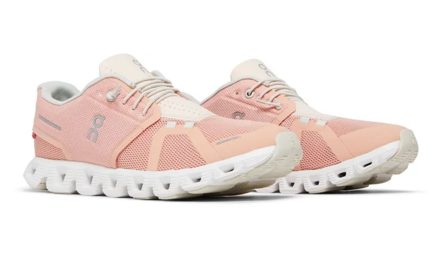 Mujer usando On Cloud 5 Rose Shell en outfit deportivo casual