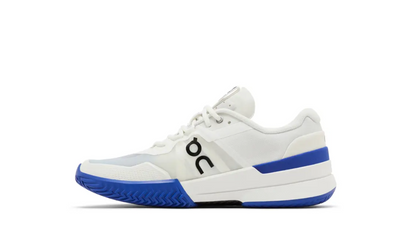 Tenis On The Roger Pro Clay Azul Hombre con suela de caucho y diseño blanco con azul intenso.