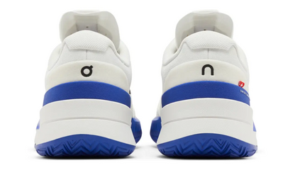 Tenis On The Roger Pro Clay Azul Hombre con suela de caucho y diseño blanco con azul intenso.