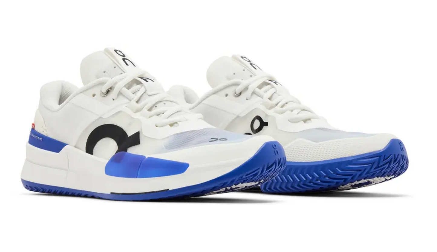 Tenis On The Roger Pro Clay Azul Hombre con suela de caucho y diseño blanco con azul intenso.
