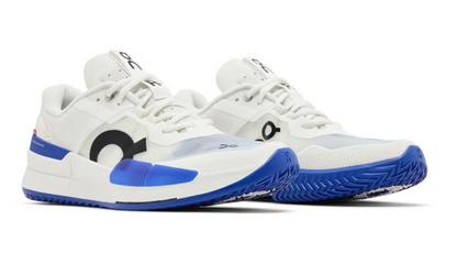 Tenis On The Roger Pro Clay Azul Hombre con suela de caucho y diseño blanco con azul intenso.