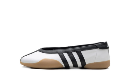 Adidas Taekwondo Mei Ballet – detalle de franjas negras