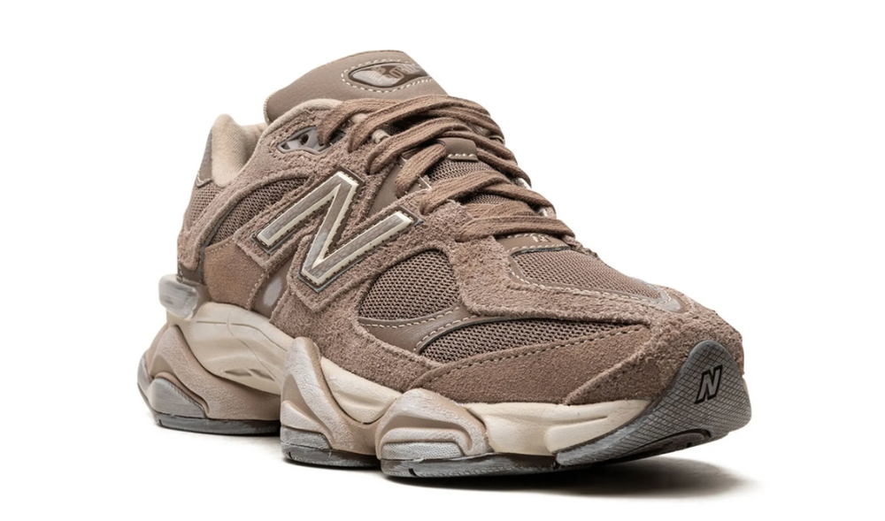 New Balance 9060 Mushroom Café Mujer | Vintage detalle logo N