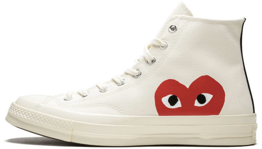 Converse CDG beige botín corazón rojo – tenis altos de lona beige con suela hueso y corazón rojo lateral