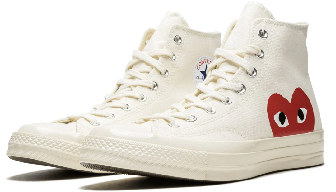 Converse CDG beige botín corazón rojo – tenis altos de lona beige con suela hueso y corazón rojo lateral