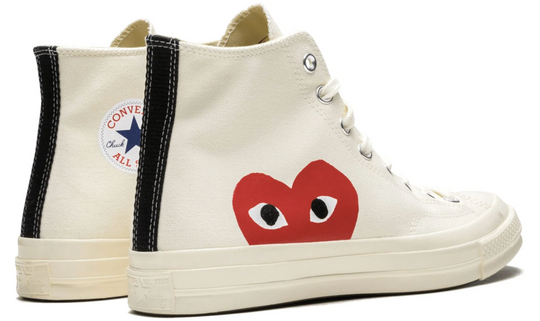 Converse CDG beige botín corazón rojo – tenis altos de lona beige con suela hueso y corazón rojo lateral