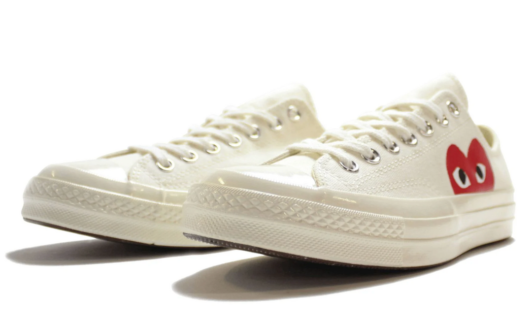 Converse CDG crema un corazón rojo – tenis beige de lona con corazón rojo lateral y suela color hueso unisex México