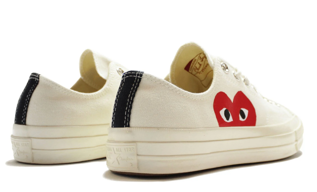 Converse CDG crema un corazón rojo – tenis beige de lona con corazón rojo lateral y suela color hueso unisex México