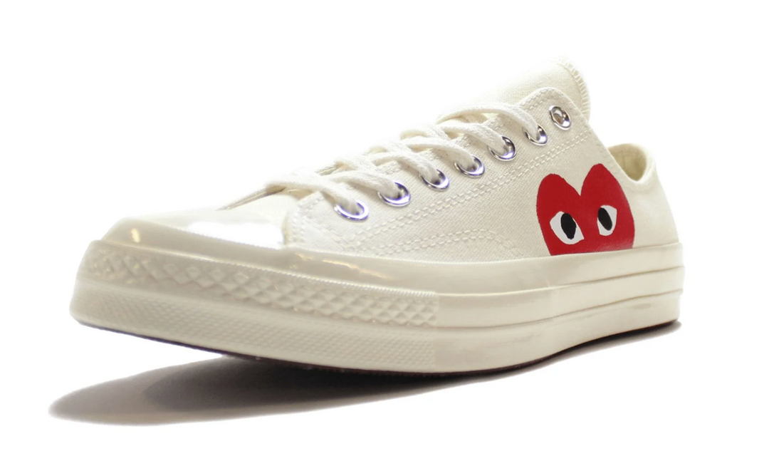 Converse CDG crema un corazón rojo – tenis beige de lona con corazón rojo lateral y suela color hueso unisex México