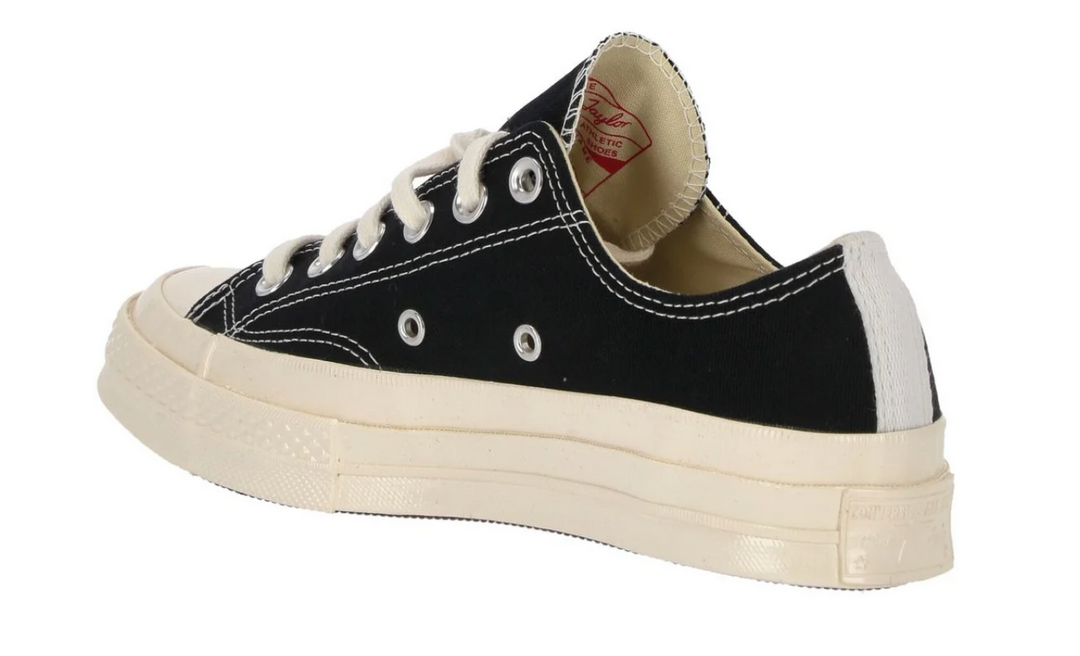 Converse CDG negro un corazón rojo – tenis negros de lona con suela color crema y corazón rojo lateral