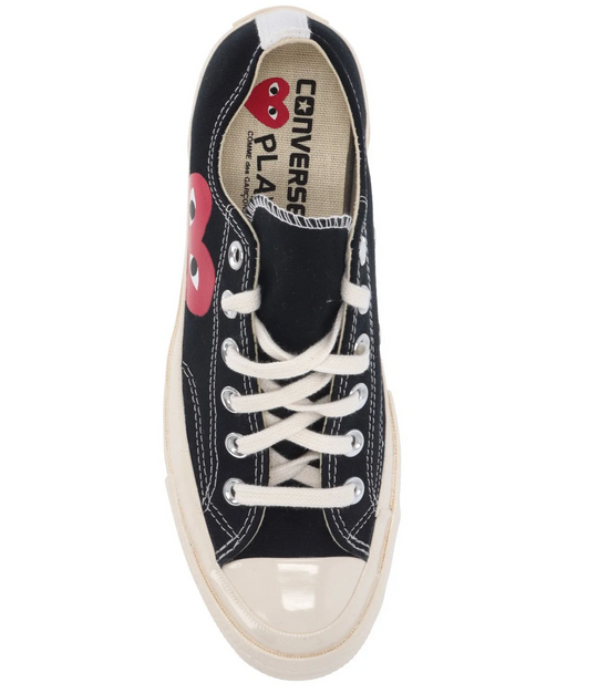 Converse CDG negro un corazón rojo – tenis negros de lona con suela color crema y corazón rojo lateral