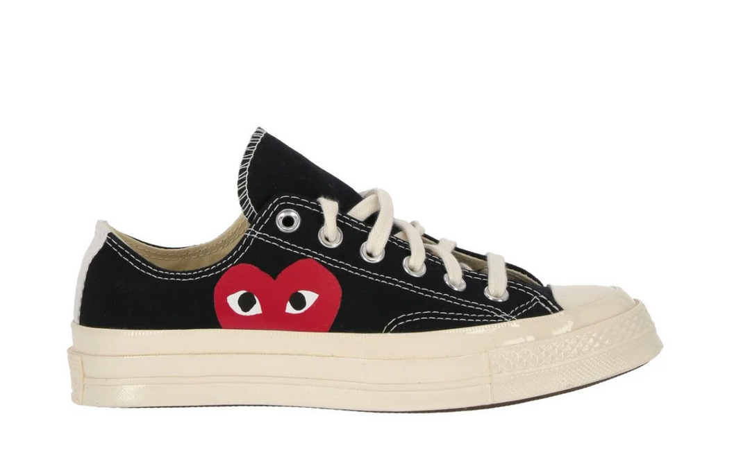 xConverse CDG negro un corazón rojo – tenis negros de lona con suela color crema y corazón rojo lateral