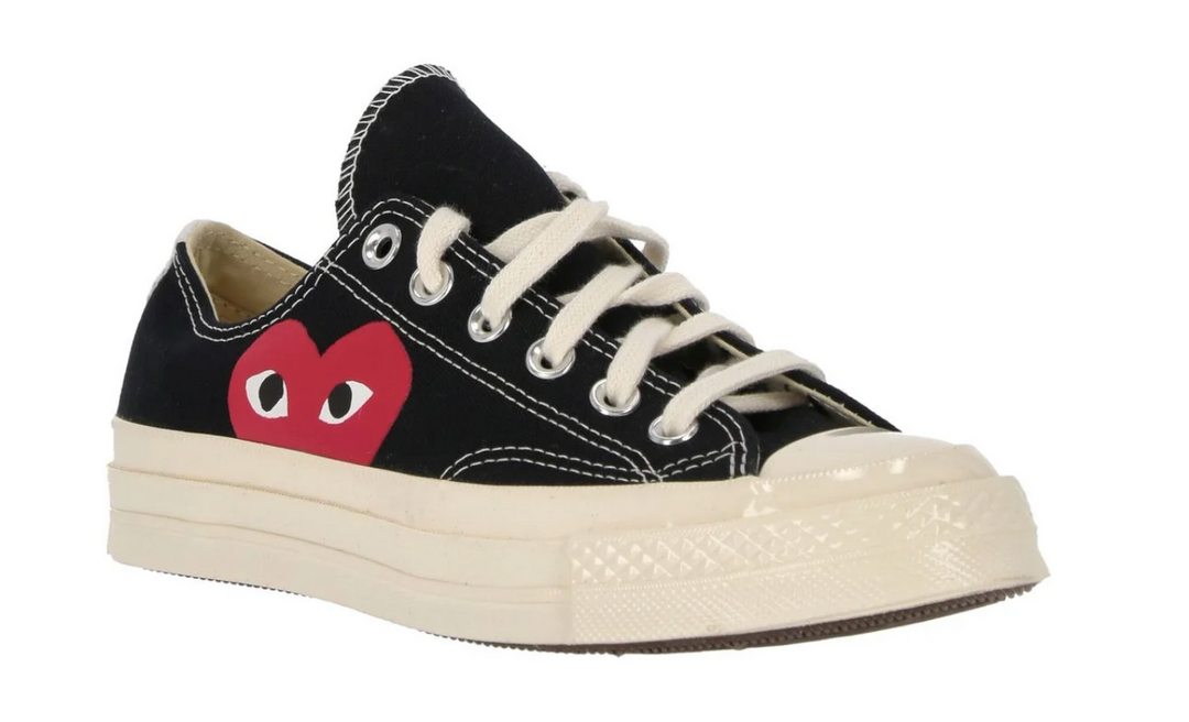 Converse CDG negro un corazón rojo – tenis negros de lona con suela color crema y corazón rojo lateral