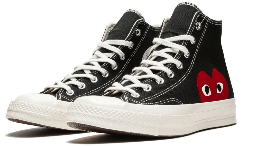 Converse CDG negro botín corazón rojo – tenis tipo botín de lona negra con suela crema y corazón rojo lateral