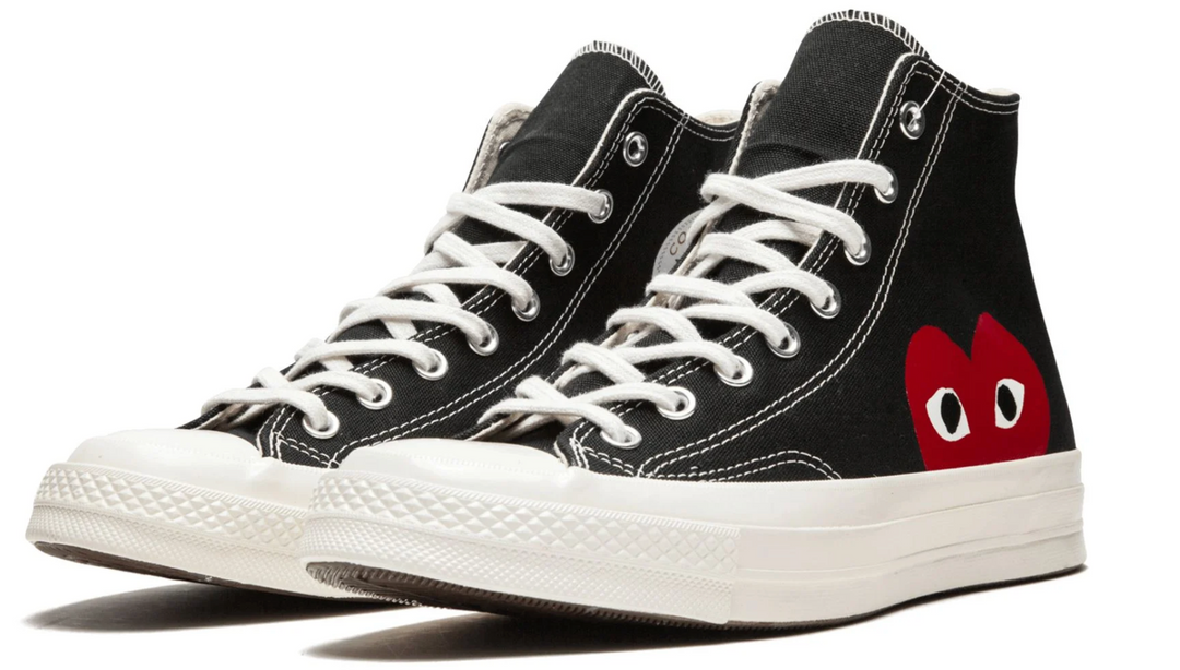 Converse CDG negro botín corazón rojo – tenis tipo botín de lona negra con suela crema y corazón rojo lateral