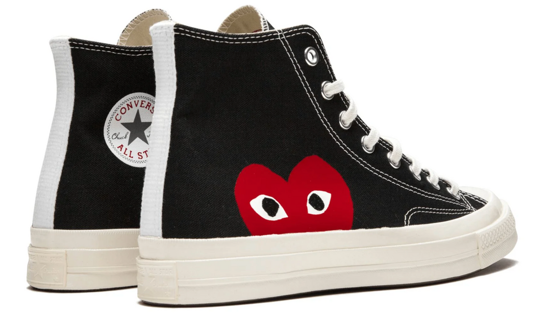 Converse CDG negro botín corazón rojo – tenis tipo botín de lona negra con suela crema y corazón rojo lateral