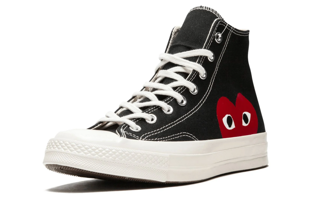 Converse CDG negro botín corazón rojo – tenis tipo botín de lona negra con suela crema y corazón rojo lateral