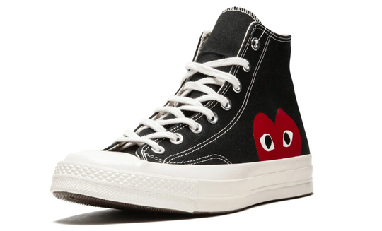 Converse CDG negro botín corazón rojo – tenis tipo botín de lona negra con suela crema y corazón rojo lateral