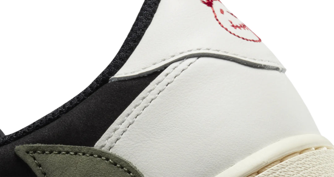 Jordan 1 Low Travis Scott Olive en tonos crema, negro y oliva con Swoosh invertido