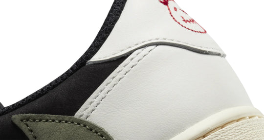 Jordan 1 Low Travis Scott Olive en tonos crema, negro y oliva con Swoosh invertido