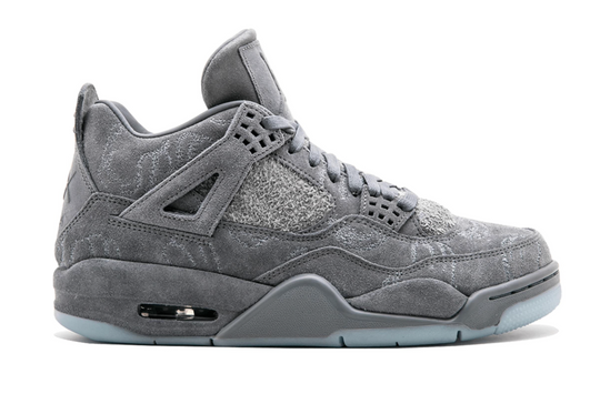 Jordan 4 Kaws color gris edición limitada con suela luminosa México