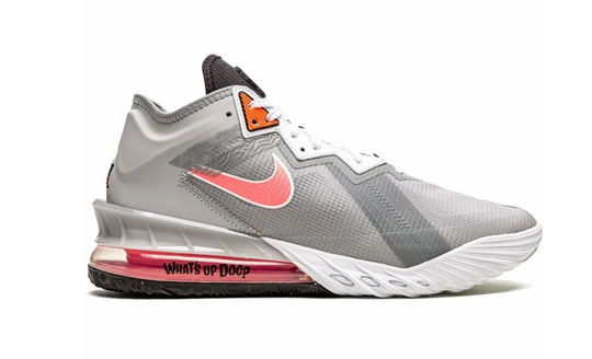 Nike LeBron 18 Low Space Jam gris con detalles rojos para básquet México
