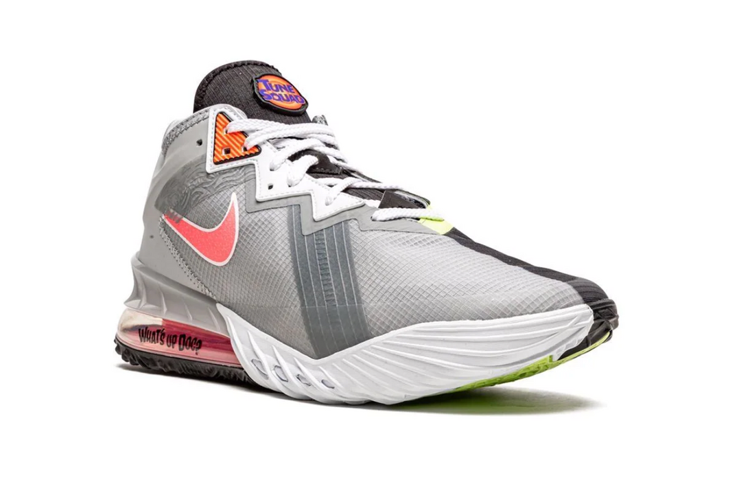 Nike LeBron 18 Low Space Jam gris con detalles rojos para básquet México