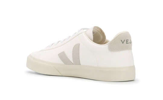 Veja Campo blanco gris unisex – tenis ecológicos de piel blanca con logo gris claro y suela beige natural