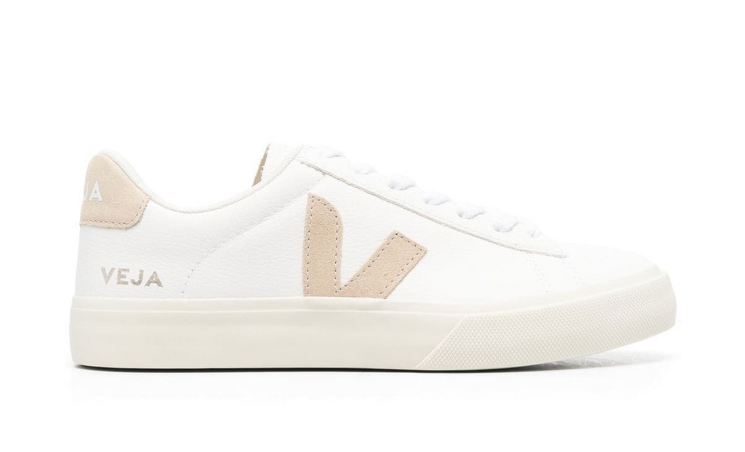 Veja Campo blanco beige unisex – tenis ecológicos de piel blanca con logo beige tipo almendra y suela natural