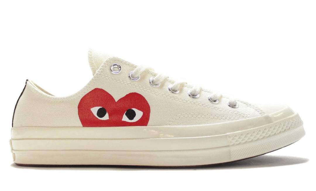 Converse CDG crema un corazón rojo – tenis beige de lona con corazón rojo lateral y suela color hueso unisex México
