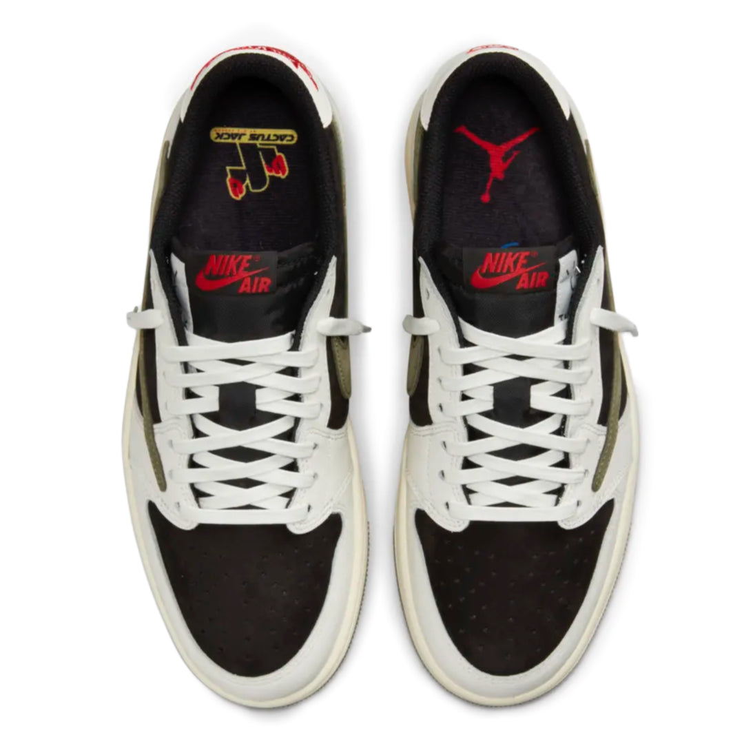Jordan 1 Low Travis Scott Olive en tonos crema, negro y oliva con Swoosh invertido