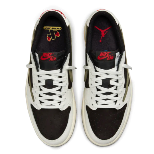 Jordan 1 Low Travis Scott Olive en tonos crema, negro y oliva con Swoosh invertido