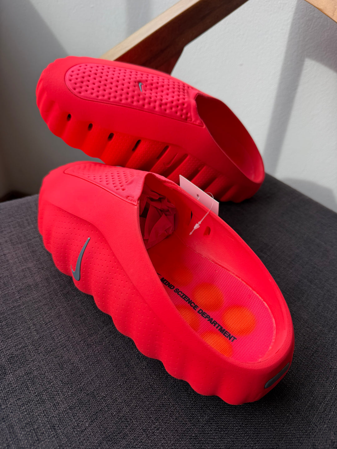 Nike Mind 001 Rojo | Mules de Recuperación detalle nodos