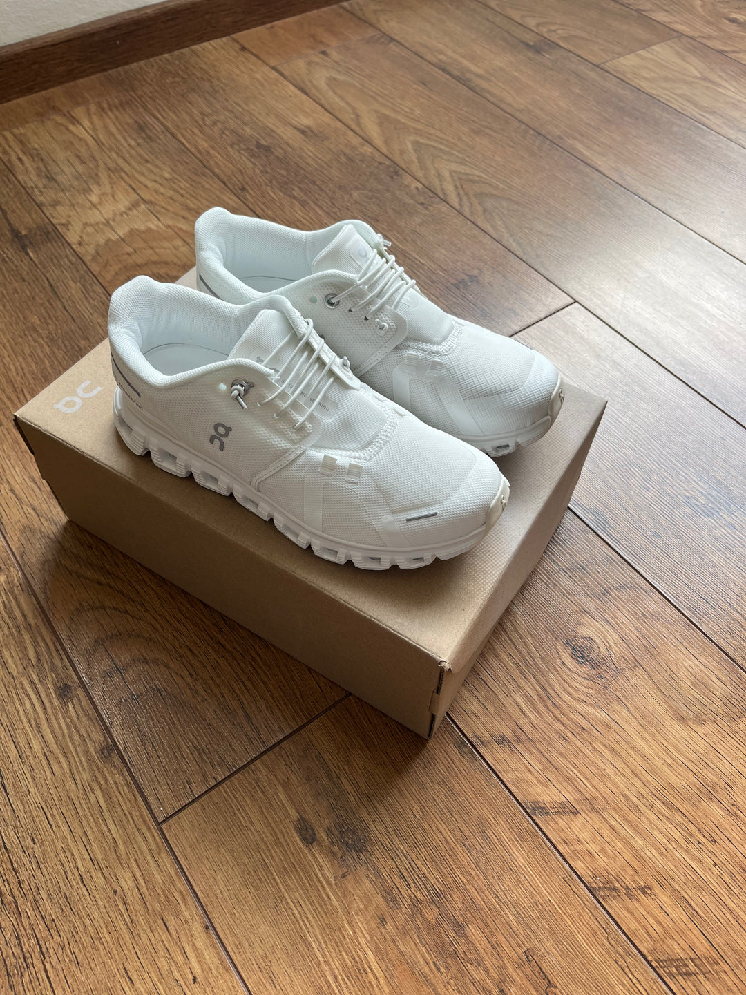 On Cloud 5 Blanco Total | Estilo Minimalista y Confort Suizo