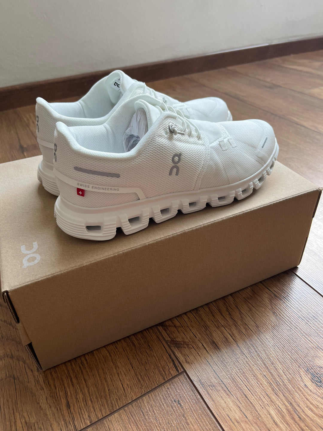 On Cloud 5 Blanco Total | Estilo Minimalista y Confort Suizo