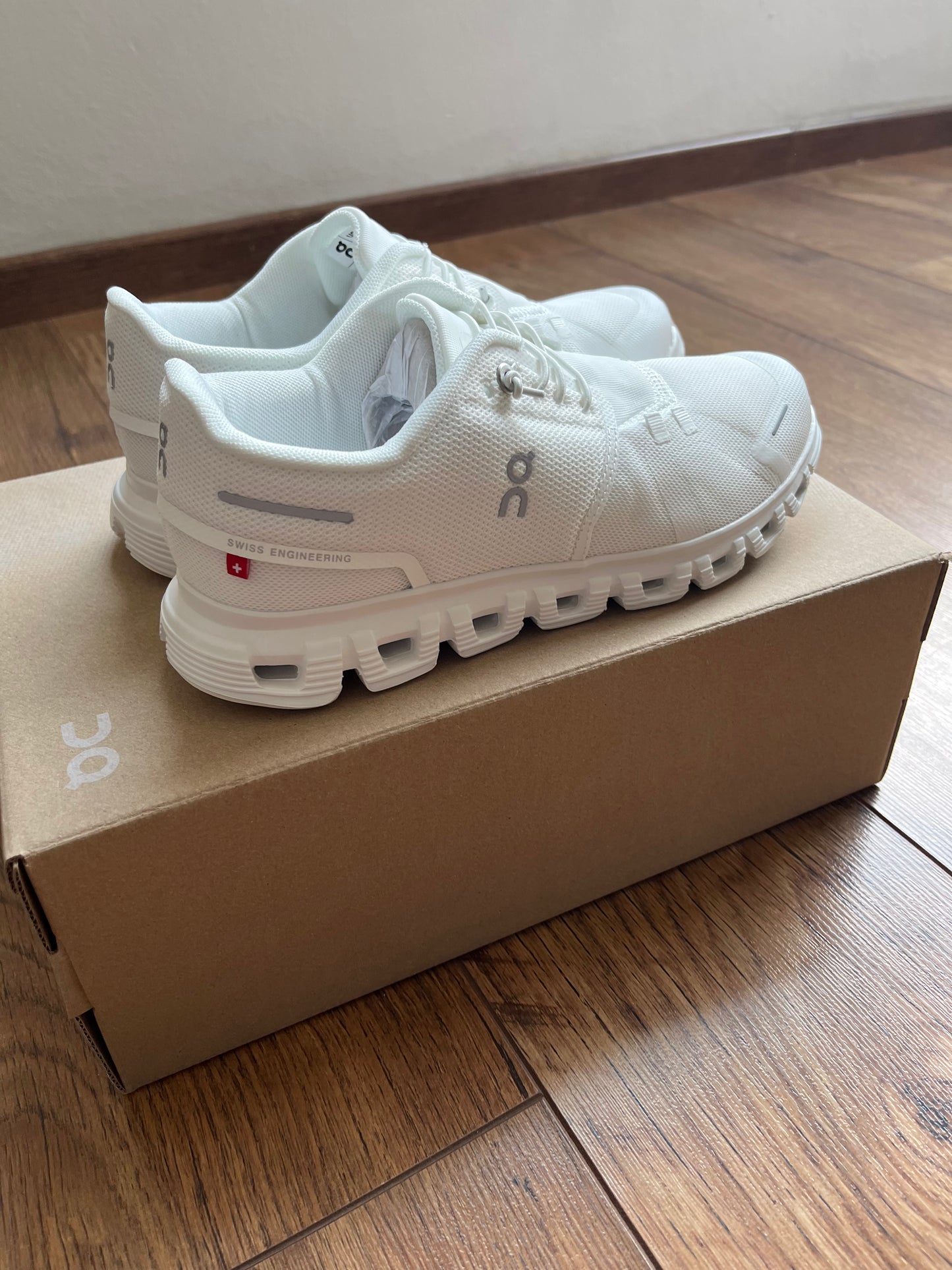 On Cloud 5 Blanco Total | Estilo Minimalista y Confort Suizo